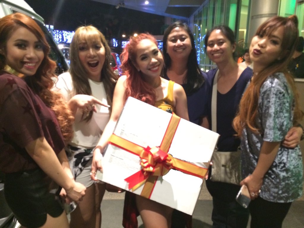 08Keeps's tweet photo. Hazelnut [@]08Keeps

Wanderer. Foodie. Beach Bum. FANGIRL. 💛💖💙❤️

#4thImpact #CercadoFamily #MusicIsLife #LifesSurprises #HappyChristmas! 😘 https://t.co/IdQzBol4MR