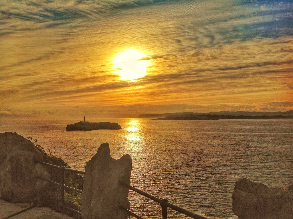 WebAnima's tweet photo. Buenos días. El sol salió a las 8.45 aunque no lo veas y se pondrá a las 17.40... está por ver si lo veremos... Arriba!! #sunrise #Cantabria https://t.co/iawLLl5KcF