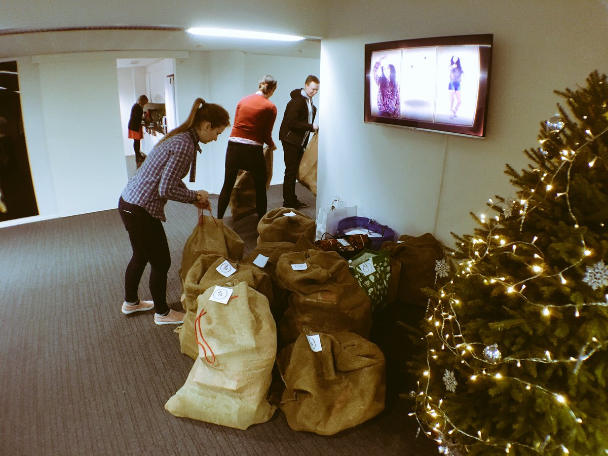 valve_fi's tweet image. Henkilöstömme järkkäämän "Joululahjoja lastenkodin lapsille" -keräyksen lahjatoimitukset käynnissä: facebook.com/joululahjakera… #Joululahja