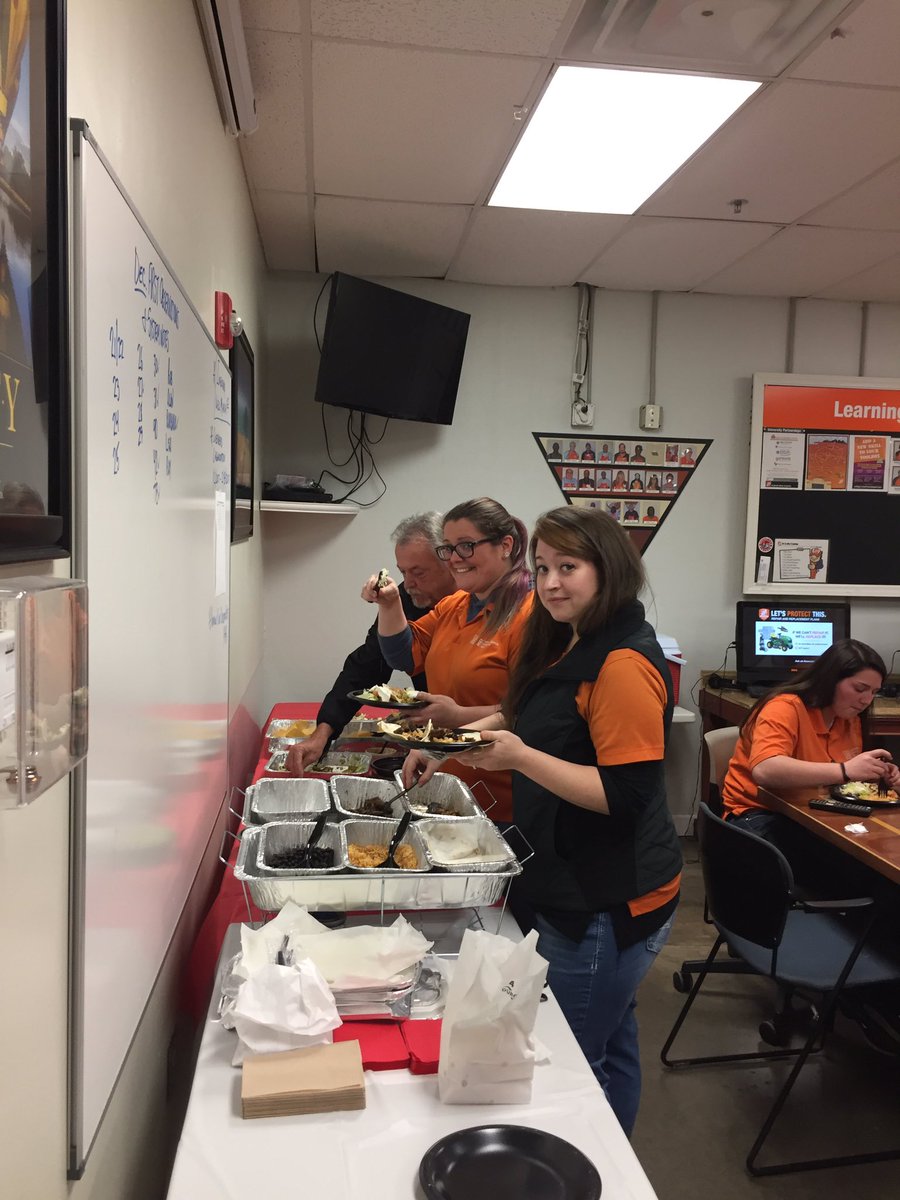 NickWithersTHD's tweet photo. District 88 MET Team Holiday dinner.  Thanks for all you do!  @ScottCorry2 @METGaryF https://t.co/XyaxPAtkl1