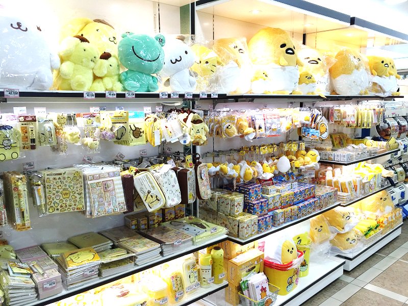 小田急百貨店 新宿店 公式 12 25 日 まで サンリオのキャラクターが大集合した サンリオ クリスマススペシャルショップ 16 を新宿店本館1階 中央口前で開催しています クリスマスのお菓子入り靴下や ぽち袋 カードなど種類も豊富です