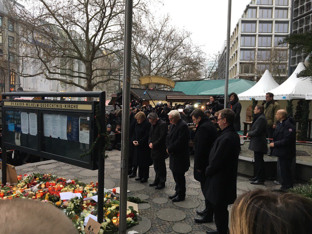 MartinPallgen's tweet photo. Gedenken und Schweigen am #Breitscheidplatz https://t.co/eDhH8znvFp