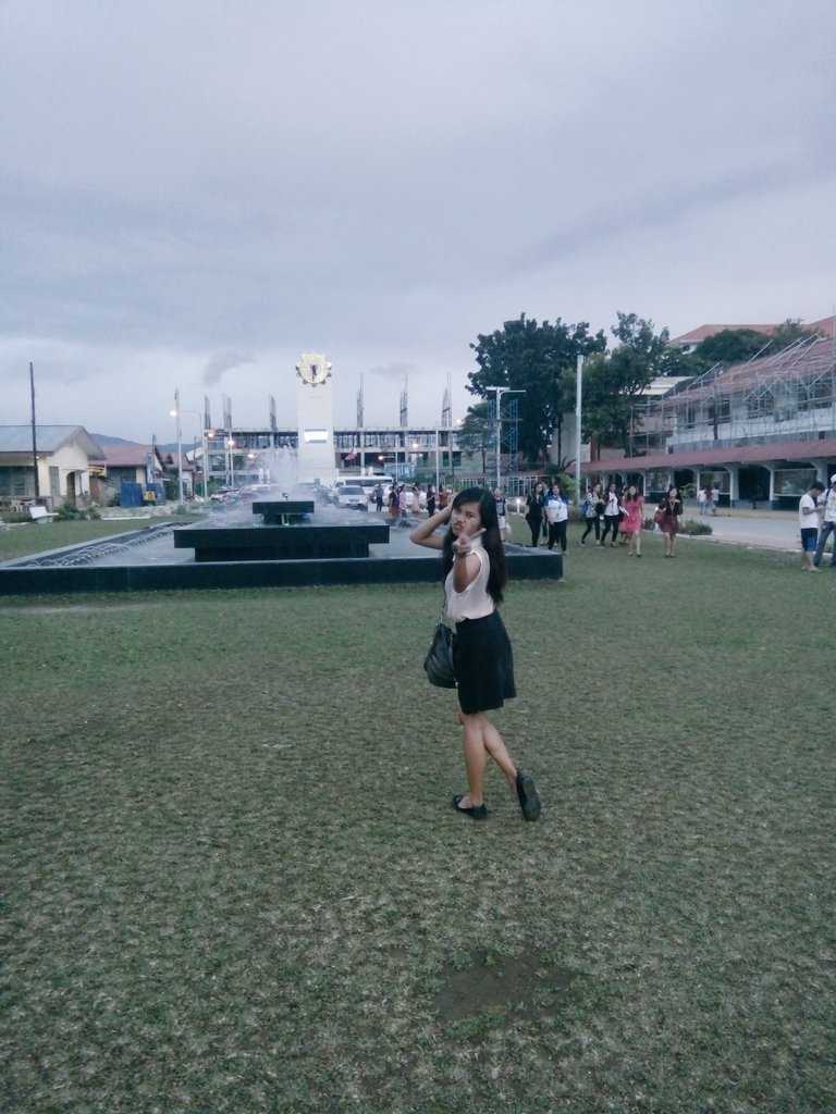 bebebelssss's tweet photo. elementary na naligaw sa isang state university. hahaha #heightproblem https://t.co/j6BS6OATuA
