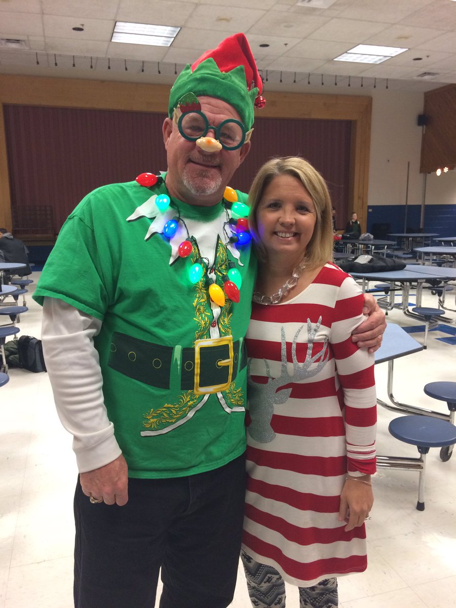 amwillian's tweet photo. My Elf buddy https://t.co/fg3y8t04v1