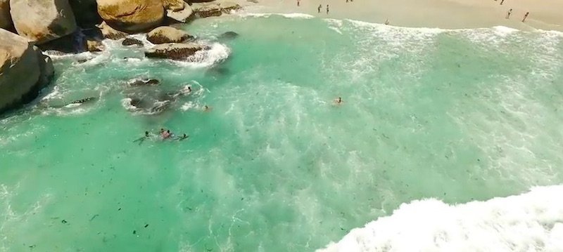 WATCH: Swimmers rescued from Cape Town rip current: bit.ly/2i5jMeR
