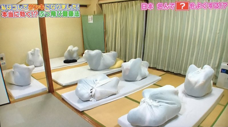 flyingpinn's tweet image. “otona maki” วิธีทำให้รู้สึกผ่อนคลายรูปแบบใหม่ของญี่ปุ่น โดยการใช้ผ้าห่อตัวแล้วมัดแน่นๆ เหมือนกลับไปอยู่ในครรภ์ที่ปลอดภัยอีกครั้ง