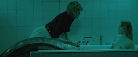 longhalloweenth's tweet image. The Lure หนังนางเงือกกินคนของโปแลนด์ ที่เล่าถึง Golden และ Silver เงือกพี่น้องที่เข้ามาทำงานในคาบาเร่ต์และแอบหลงรักมนุษย์