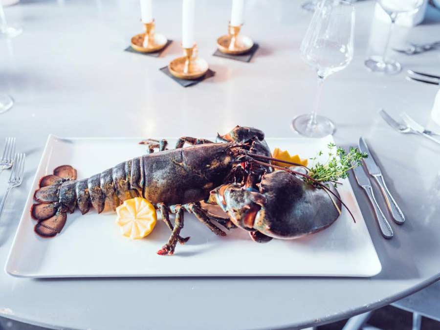 BlueChilliTime's tweet photo. In schicker Atmosphäre findet ihr in der Burger&amp;Lobster Bank feine Surf &amp; Turf Gerichte. Neben saftigen Burger darf der Hummer nicht fehlen. https://t.co/9r4Y7512i2