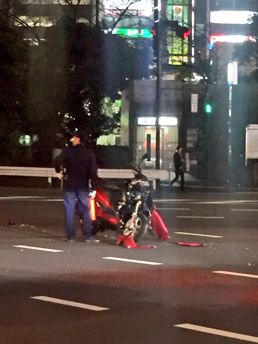 モモ On Twitter 訂正 飯田橋の交差点でバイクとタクシー接触事故があったようです バイクはカウルが大破 D この交差点 何本も交差してるから危険なんですよね 都心はホント怖いです 飯田橋 バイク事故