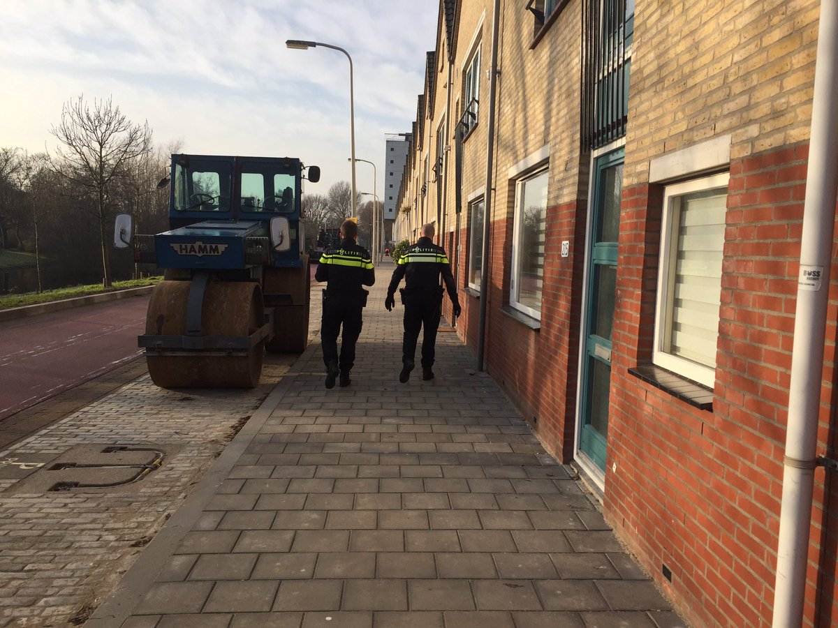 Samen met de wijkagent een rondje door de wijk. #Laakhavens naast de interessante verhalen ook gewoon waakzaam en dienstbaar.