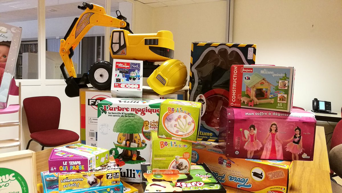 CarolineTronche's tweet photo. À 4 j de #Noel2016, la fin de l'aventure Calendrier de l'avent #lanr, nvlle vie pour les jouets qui partent à #Clocheville @AcfjfJouets :) https://t.co/WR0cSFurXT