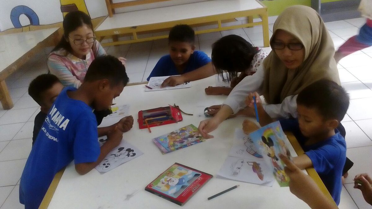 Aktivitas mewarnai bersama mahasiswa <a href="/stksbdg/">STKS Bandung</a> di ruang belajar <a href="/psaapu01/">PSAA Putra Utama 1</a>
