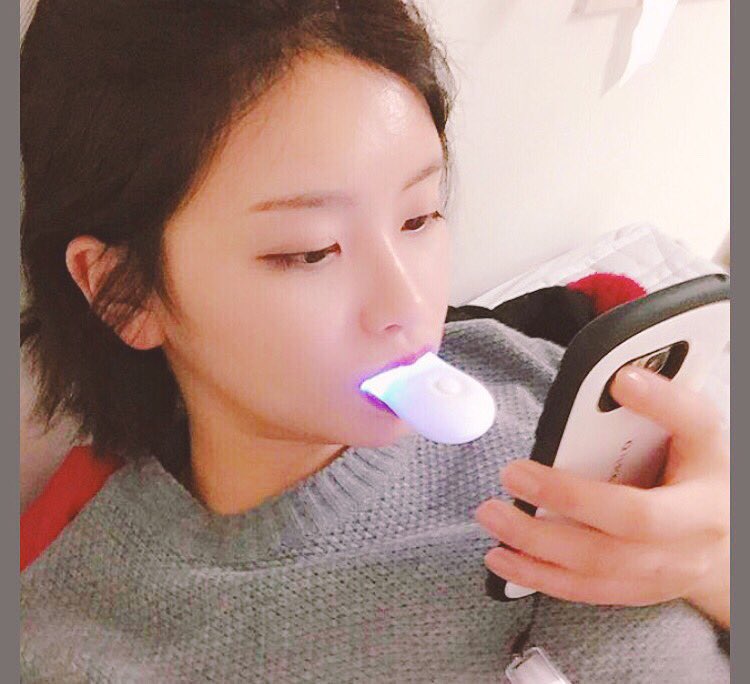 ___ODA0827's tweet photo. ☁️HARING B☁️
韓国人に人気の歯を白くする
(家でできるホワイトニング)だよ。
２週間試した所、私は3.4つくらい確実に白くなったよ~~！
人によって個人差はあるけど…
自分の歯形をとってジェル塗ってライトあてるだけ！！
いい感じ~~🙊㊙ https://t.co/UftX5VeS4x