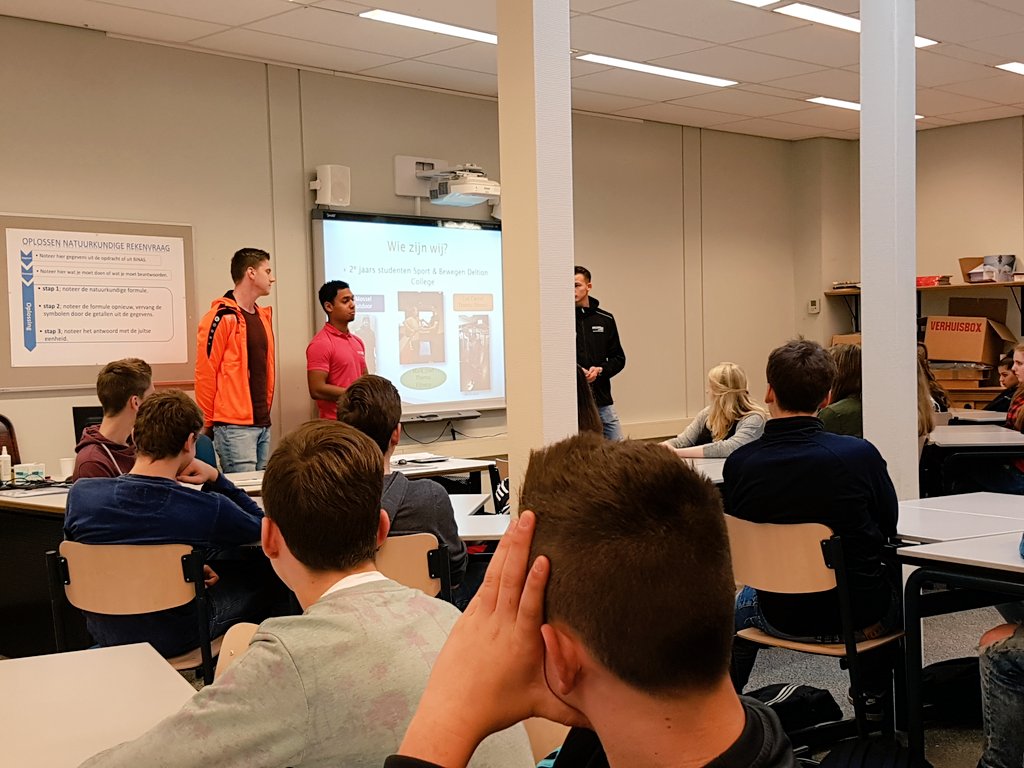 Leerling 4tl krijgen voorlichting over sport en bewegen van het <a href="/deltionzwolle/">deltionzwolle</a>  door drie studenten.