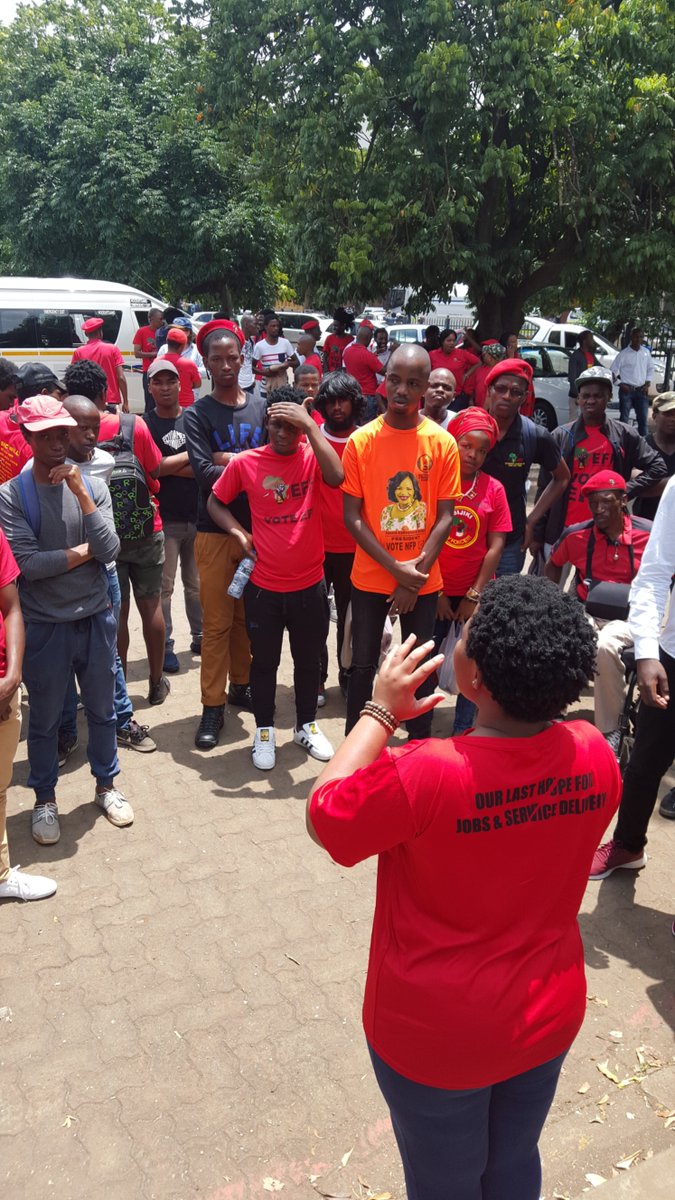 EFFYouthCommand's tweet photo. The Secretary General of the @EFFStudents addressing outside court

#FreeBonginkosiKhanyile https://t.co/hrDWtHQkv6