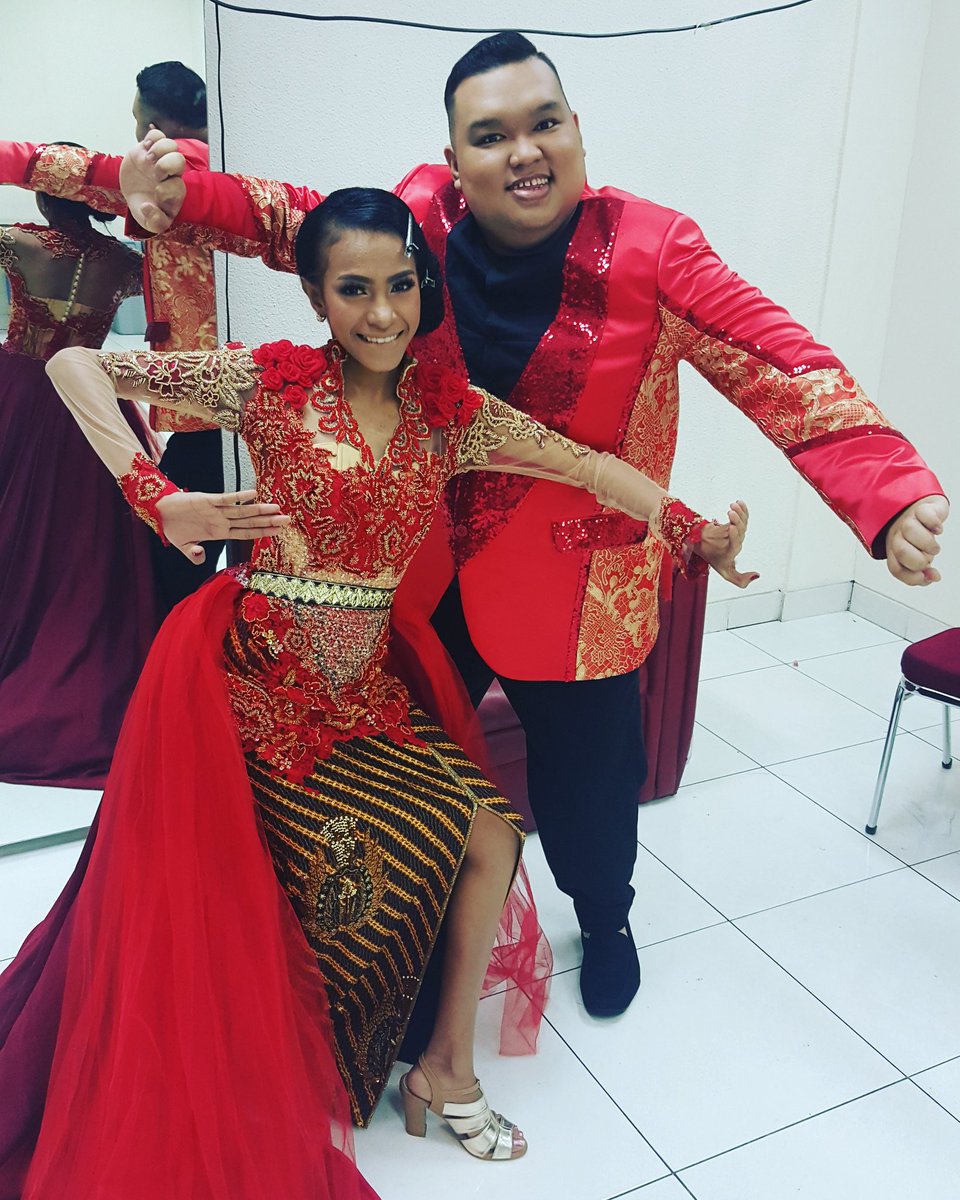 rojer_official's tweet photo. Matching ngak? @maria_DAA2 #konsertwildcard #dacademyasia2 #rojerkajol https://t.co/OLenpYFy9U