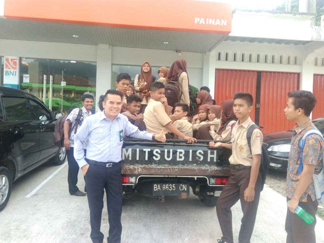 Siswa SMAS Pertiwi kota Padang menuju BNI cabang Painan, wah seru kya'y pke mbl bak terbka bgini. Tpi harus ttp hati" ya dek .20/12/2016