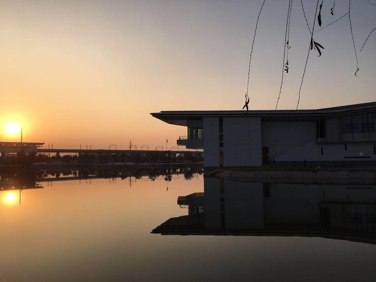 PanelOZ's tweet image. Aunque parezca una pintura, ¡es real! Este es el atardecer en la Universidad de Medicina de Nanjing hecho con #PanelOZ.