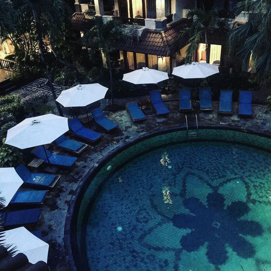 kerrykinney's tweet photo. Why hello Bali. #helicoptermom🚁 #Bali #instatravel #instadaily #pool #senur #travel #wande… https://t.co/Z5OlAw2MLR https://t.co/ypwqnW40ID