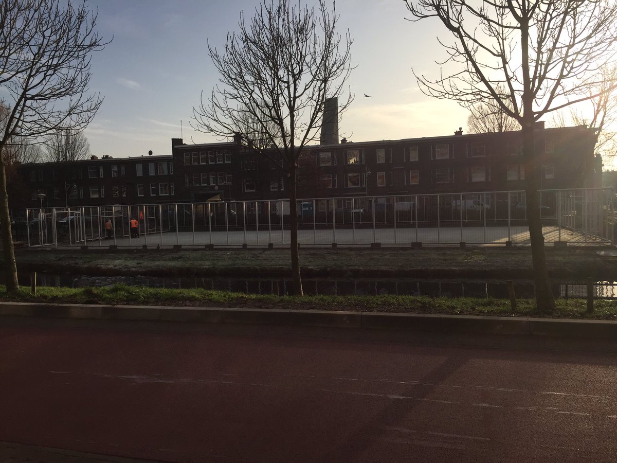 Voetbalveldje aan de groene strook Laakkade/laakweg in #laakhavens staat te springen om de eerste voetballertjes te verwelkomen. #bijnaklaar