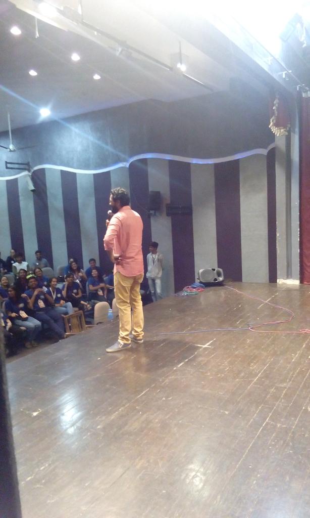 Ruia_VoxPopuli's tweet photo. Kautuk doing some impromptu Stand-Up comedy! Instant insanity!😂😂 #VoxPopuli2016 #UA2016 https://t.co/CcsfXQ7t0I