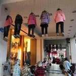 不気味すぎるw子供服の展示の仕方斬新すぎじゃない？!