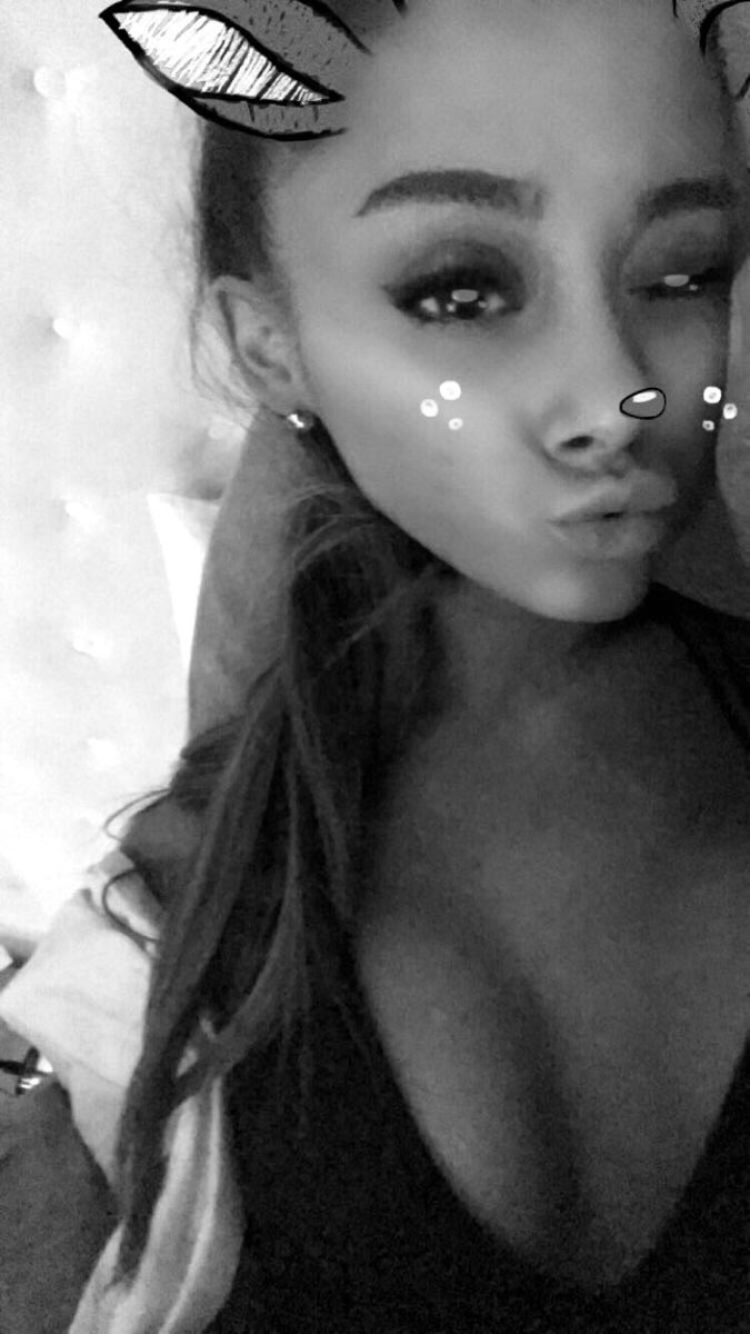 TeamGrandeFR's tweet photo. #PHOTOS Ariana via snapchat https://t.co/dn2o5TIvBn