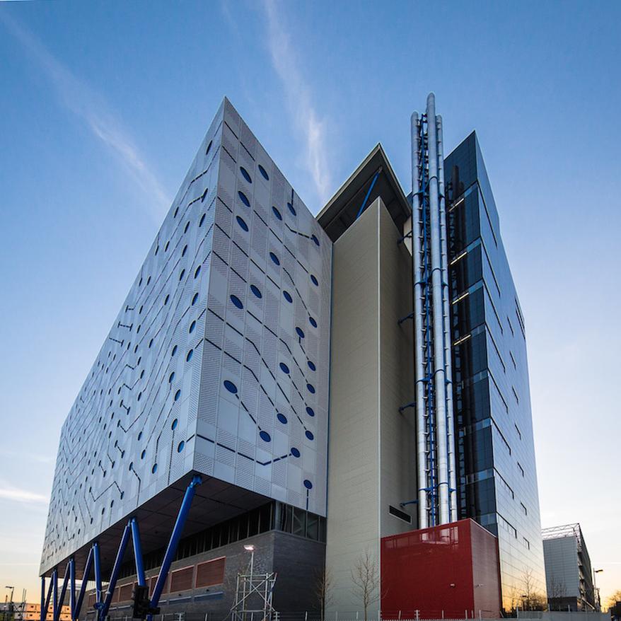 ZDNET's tweet image. Take a peek inside &apos;Europe&apos;s most advanced datacenter&apos; zd.net/2g526L7 via  @steveranger