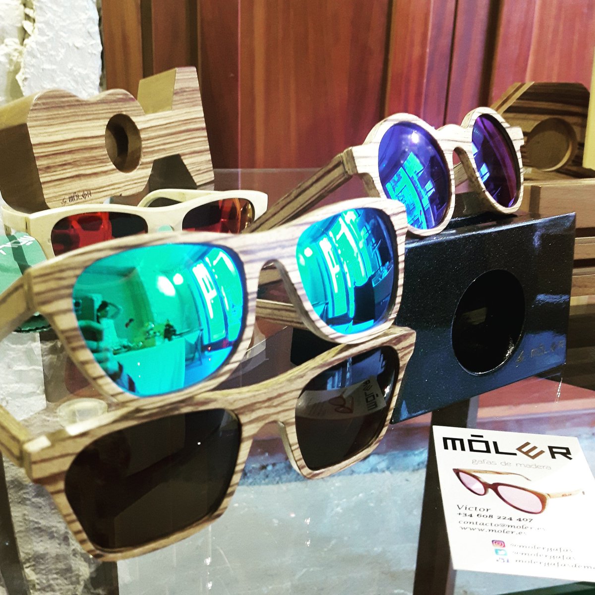 mercatapineria's tweet photo. El regalo más guapo que imaginas busca dueño en el christmas market #hohoho. Hoy inauguramos @molergafas, #queeso, #EntreTresJoyas #Valencia https://t.co/LjF6q1fnyD