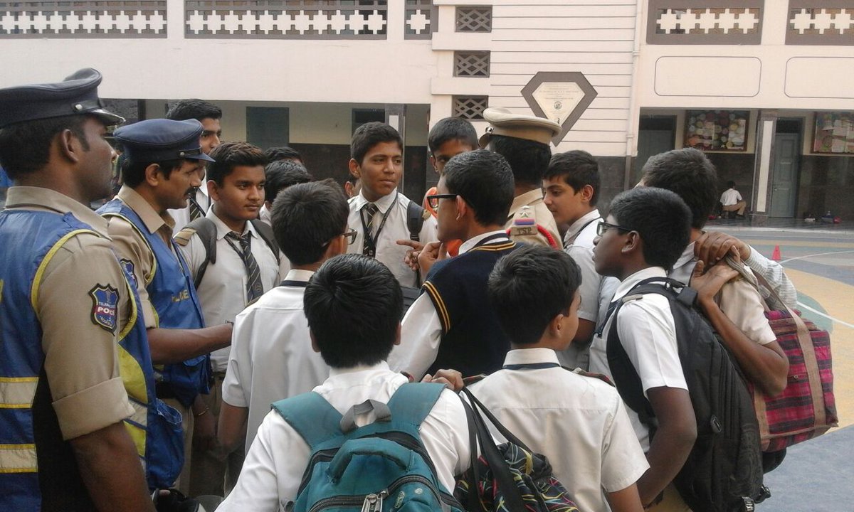 Abid Road PS, Admin Sri. K. Uday, SI and Blue Colts-2 Staff Visited the Little Flower School, Abids and Explain about IT Applications.