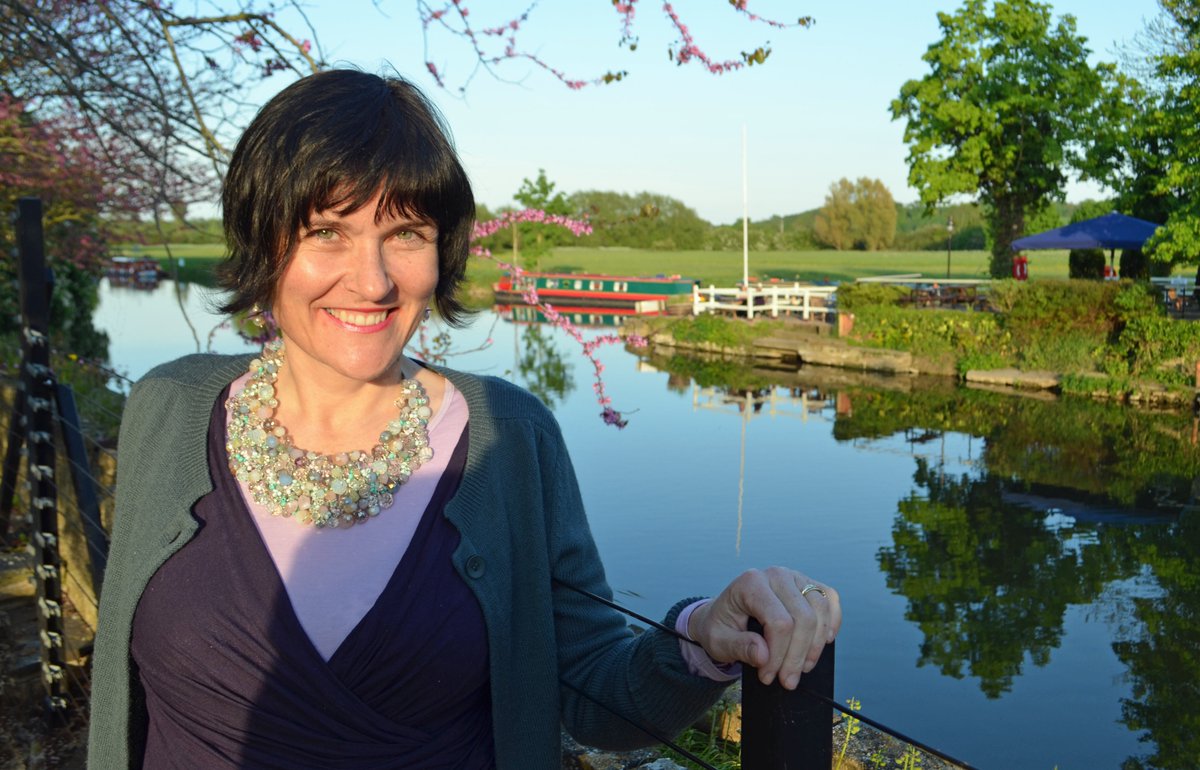 #allsortsofpatients like our #epsr2 enabled repeat prescriptions service. Here's Jane. #PharmacyHour
bit.ly/1Ux2D9O