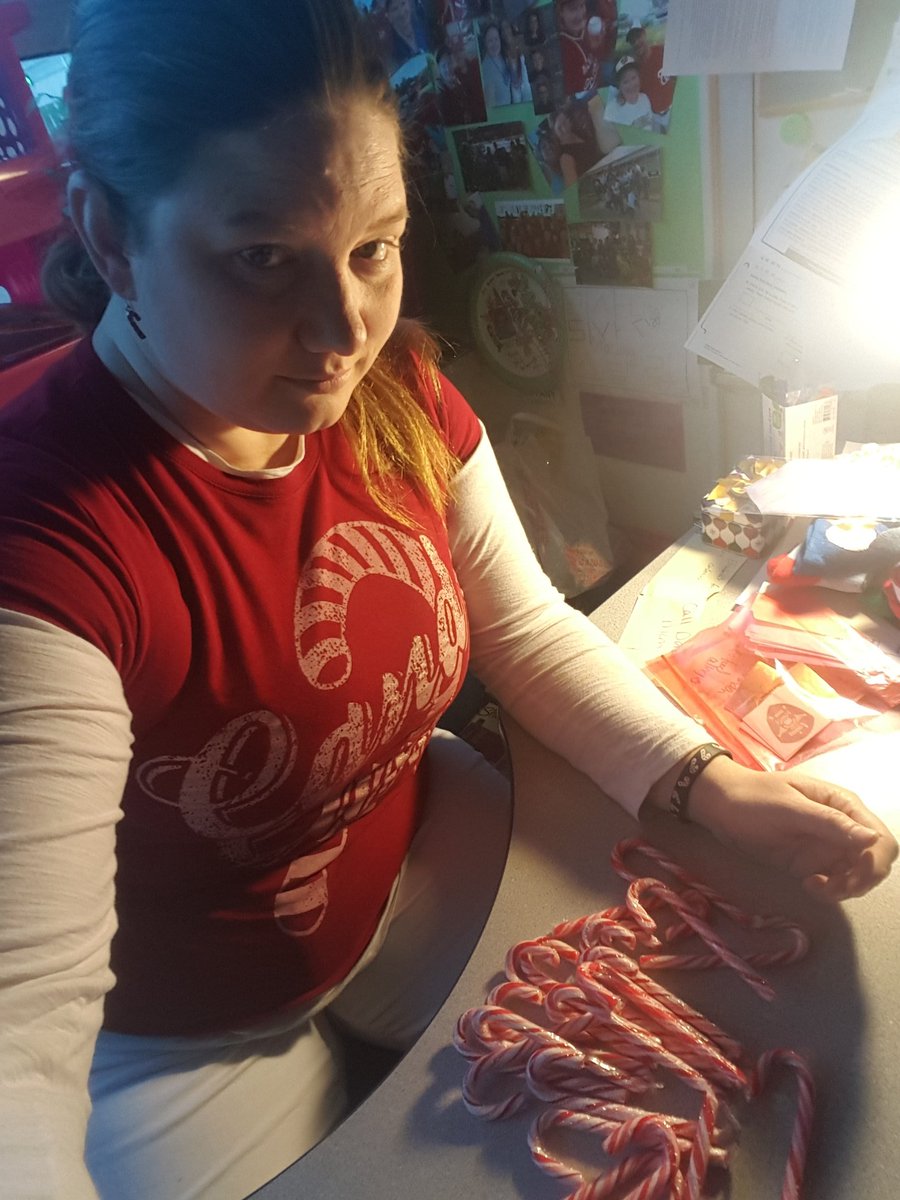LisaMilisa's tweet photo. It's Candy Cane day at school. I win :) #spiritweekpart2 https://t.co/lVMCOvcQKe
