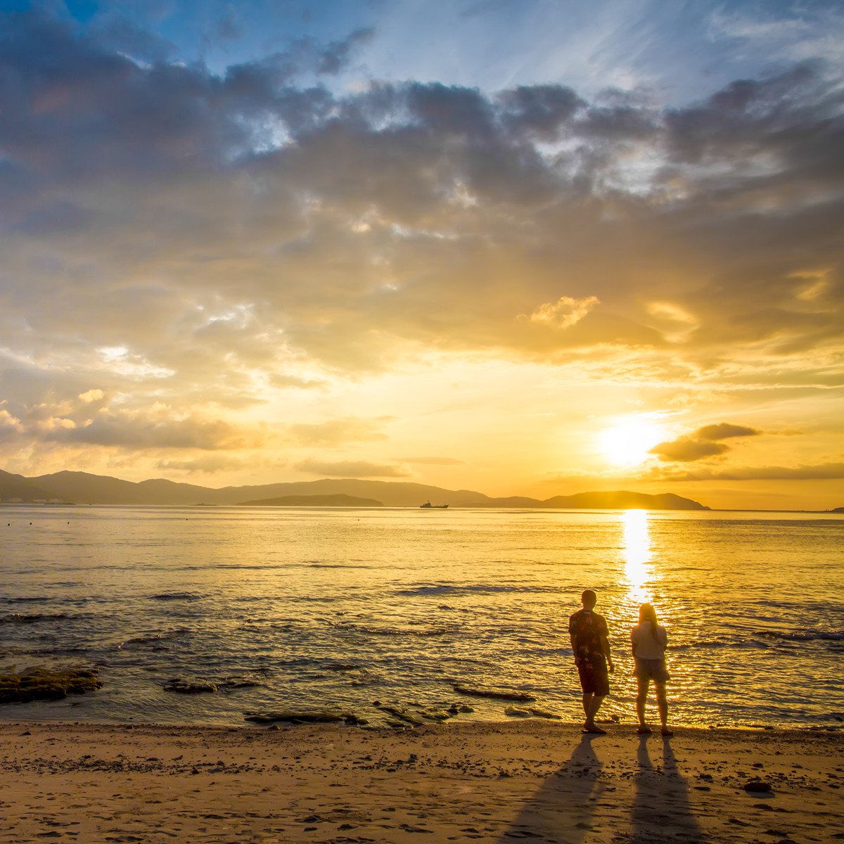 VisitSanya's tweet photo. Early birds can enjoy a romantic scenery watching the sun rise at Sunny Bay!
#Sanya #sunrise #beach #Romantic #whererefreshingbegins https://t.co/h5xA6tch4x
