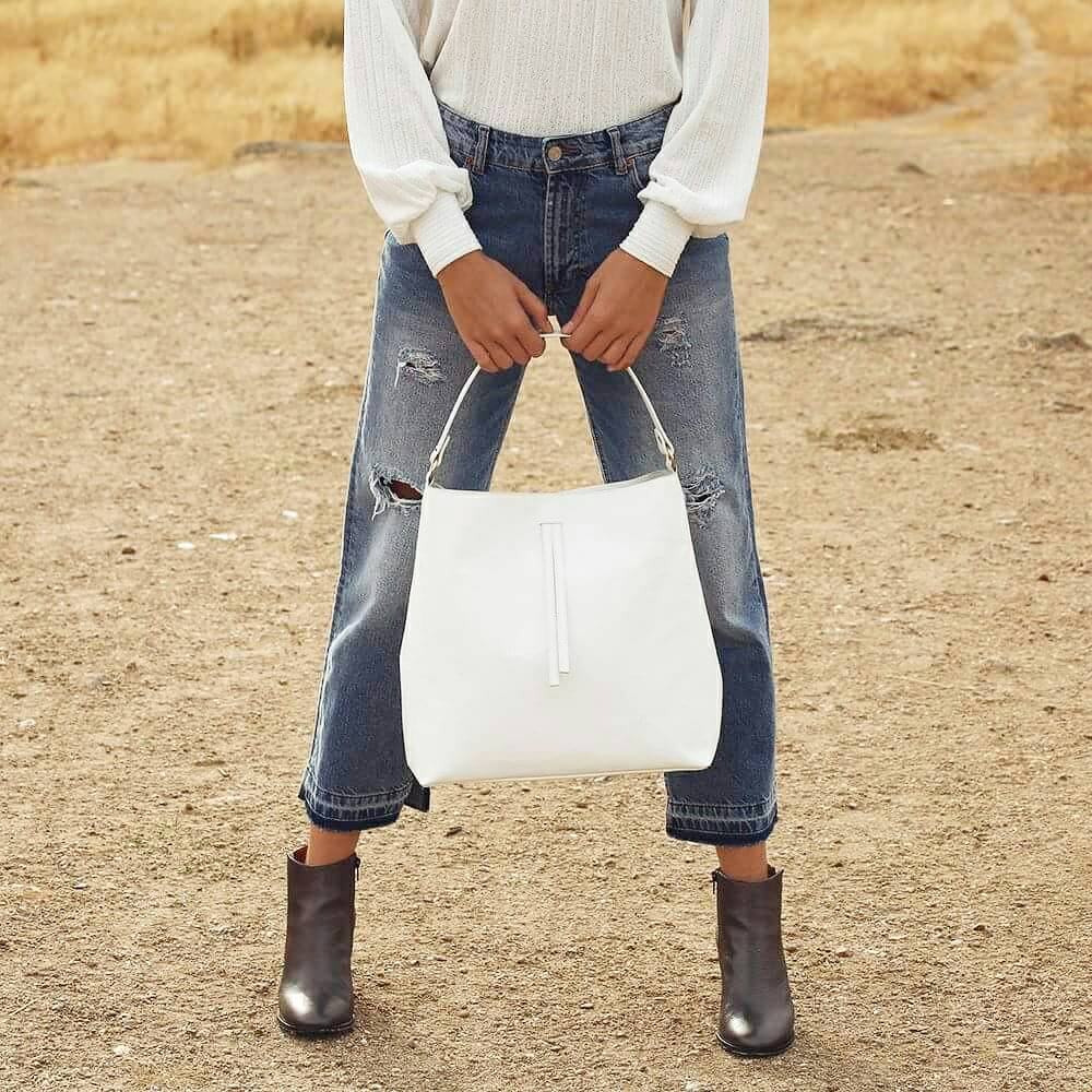 Kaidandizo's tweet photo. Dale luz a tu invierno combinando tus looks con accesorios claros como nuestro bolso en piel vacuna. #kaidandizo #zapatos https://t.co/4UyPVFhRwi