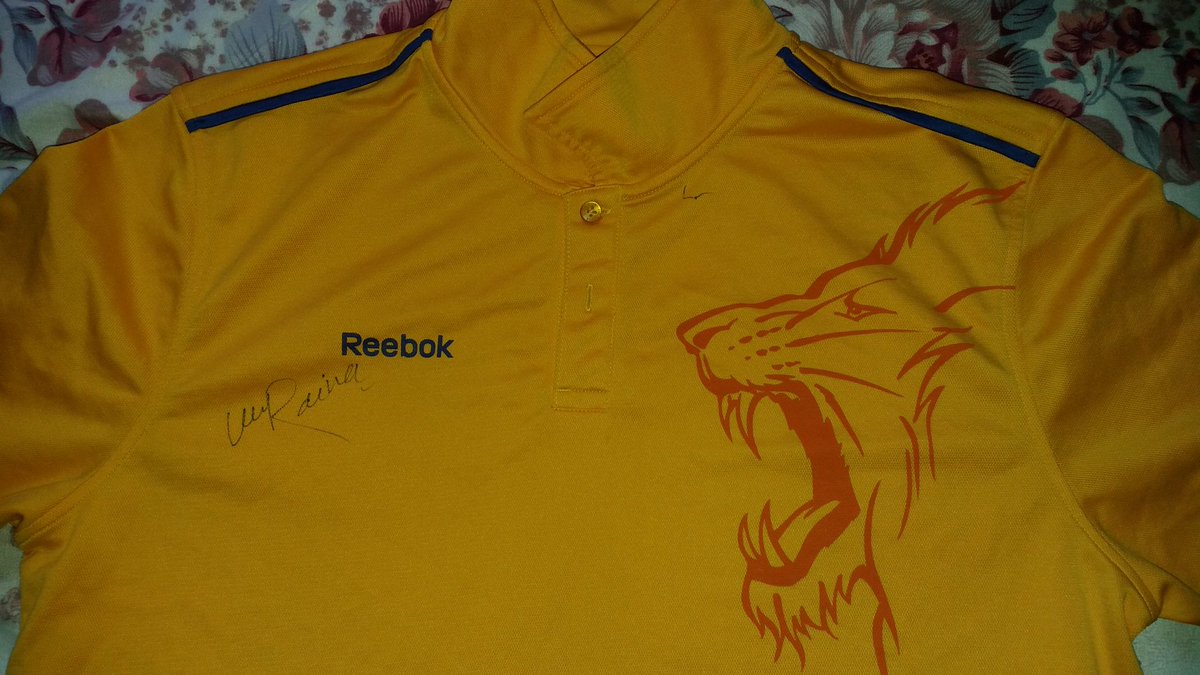 akasureshraina's tweet photo. The ultimate honour a fan can get from her idol๐๐๐ #Raina30 contest 1st prize organized by @RainaDiary & sponsored by @lakshuakku ๐๐
#27Nov https://t.co/jIV4NVSa8c