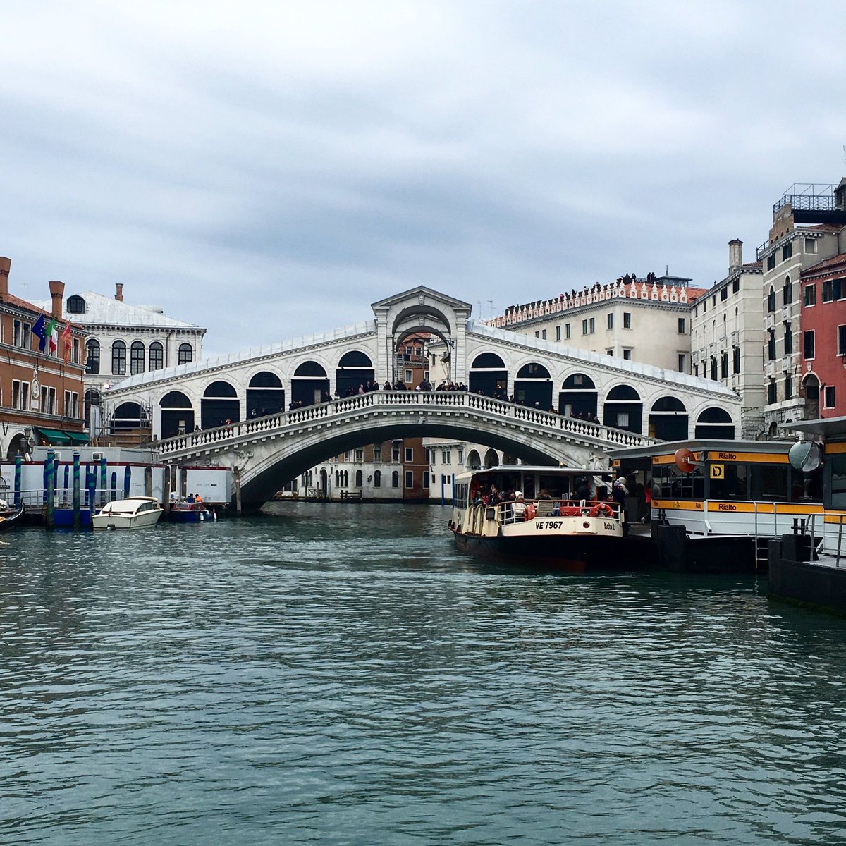 archivibe's tweet photo. Finally unveiled the #rialto #bridge after the refurbishment @RestauroRialto #designtour #architectoursit #venice #OTB https://t.co/o0C8DAY8dC