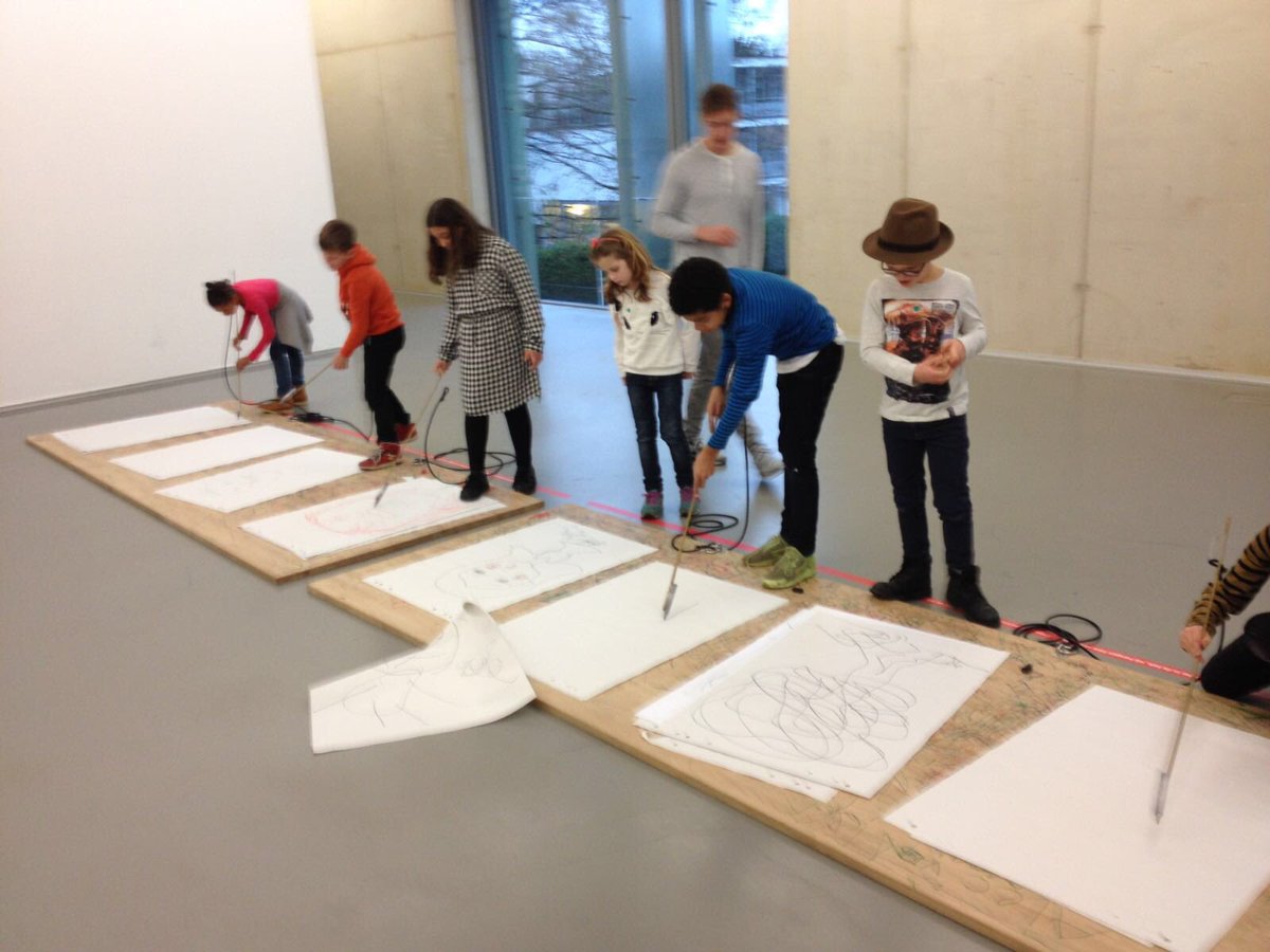 Vanwege nieuwe Arbo-wetgeving mogen toekomstige kunstenaars alleen nog maar staand tekenen ;-) Kinderen wennen er alvast aan in <a href="/boijmans/">Museum Boijmans Van Beuningen</a>.