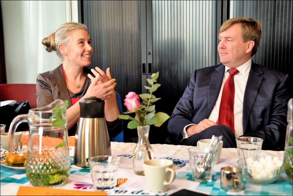 Willem-Alexander in gesprek met Restomanager Jolanda. ow.ly/hBFT307is2Z