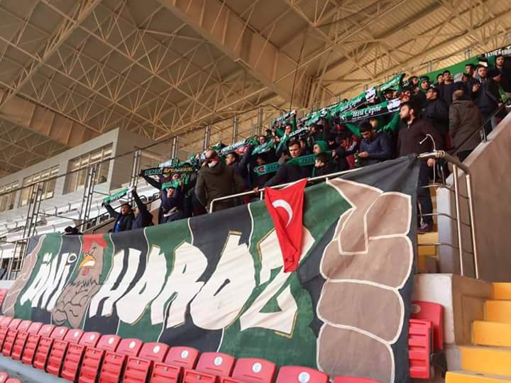 Otobüslerde kurulan hayaller gerçek olsun,
Tükenen kilometrelerin hatırına. <a href="/Denizlispor_SK/">Denizlispor_SK</a>