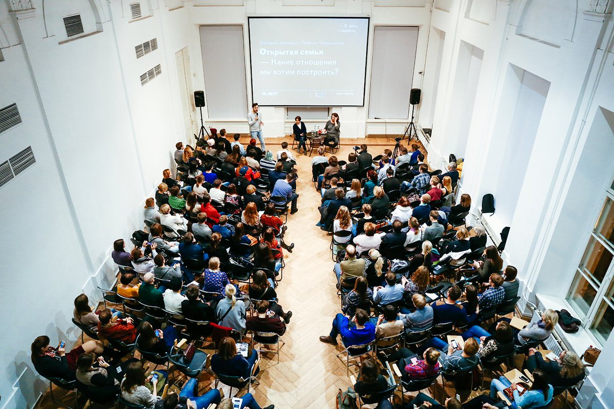 группа людей в аудиториях. оратор речь аудитория. лекция в аудитории. общественные лекции. публичная лекция.