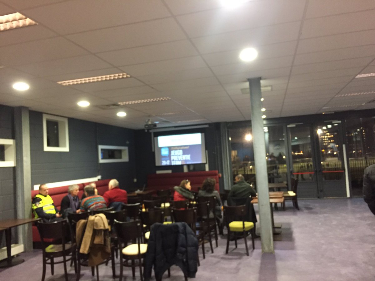Nu bij kickoff van stichting to the Point in Escamp den Haag. #Esdo  zaal begint vol te lopen.