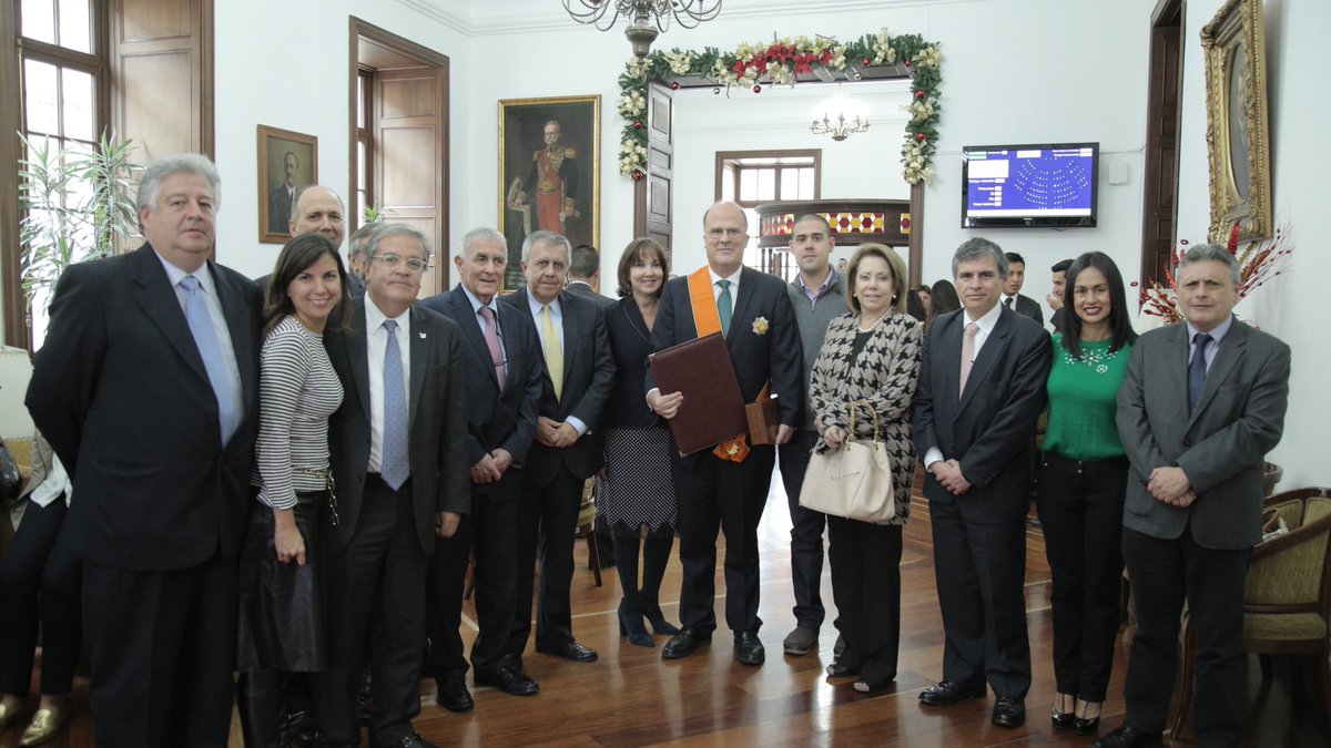 BancoRepublica's tweet photo. Miembros de la #JDBR del @BancoRepublica acompañan a #JUribe en ceremonia de imposición de condecoración https://t.co/QjEZkJFmMC