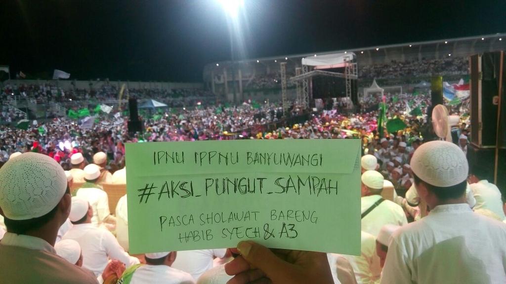dana_habibi's tweet photo. Setelah #IPNUBWIBersolawat kita @pcipnu_bwi aksi pungut sampah ngebantu bpak @DKP_BWI @Awang_NUryaddin @Kang_Sh0leh https://t.co/YZylNw7s3m