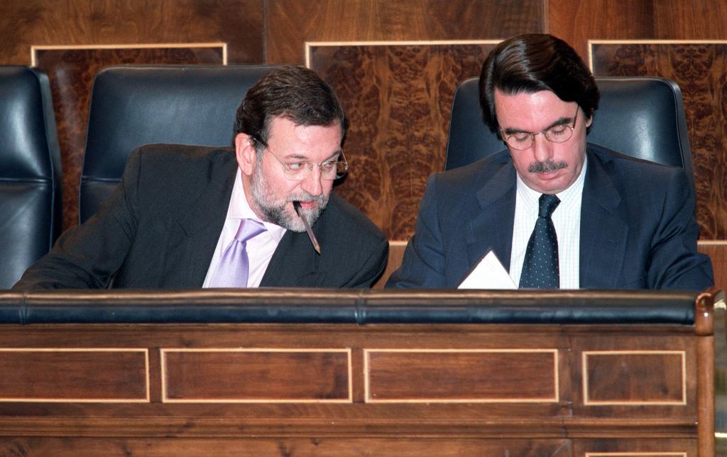 ElMundoEspana's tweet photo. ÁLBUM: Las décadas compartidas de Aznar y Rajoy https://t.co/DIDuHsBvJU https://t.co/pduS6EJRbB