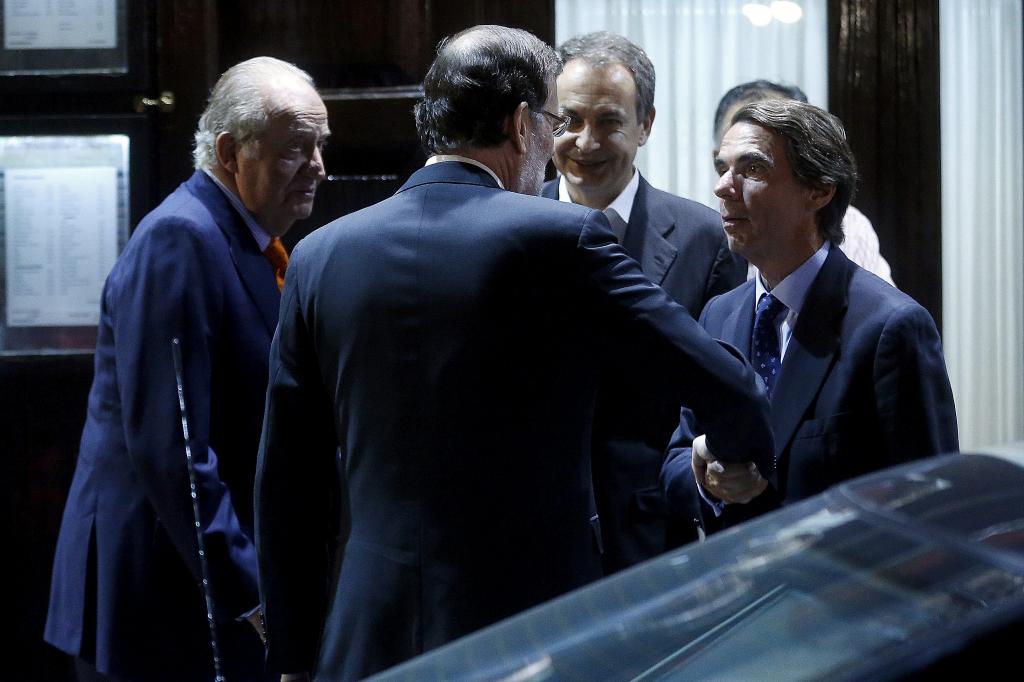 ElMundoEspana's tweet photo. ÁLBUM: Las décadas compartidas de Aznar y Rajoy https://t.co/DIDuHsBvJU https://t.co/pduS6EJRbB