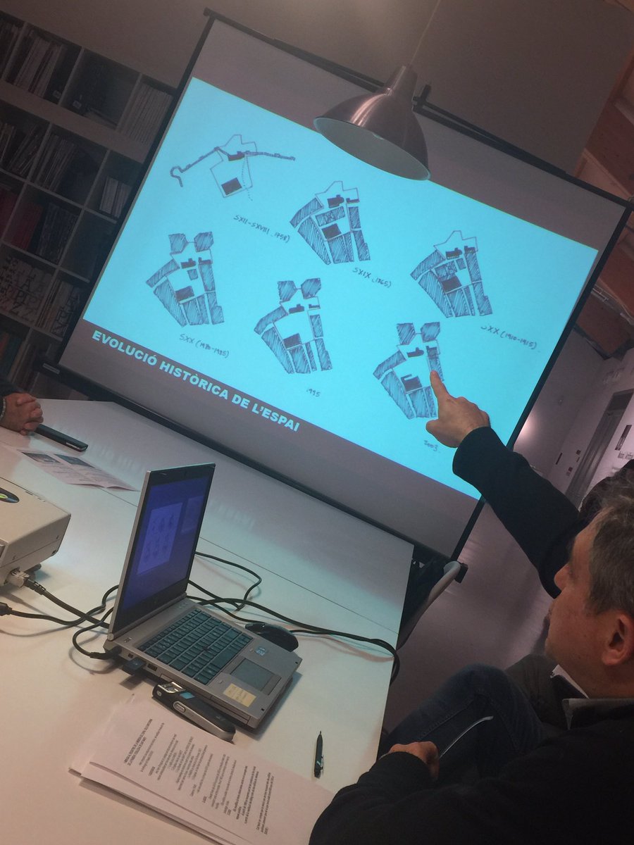 Al <a href="/CHLleida/">CentreHistòricLleida</a> fem el Taller sobre els Usos de La Panera. Introducció a càrrec del Jaume Teres, arquitecte i gran coneixedor del barri 👍