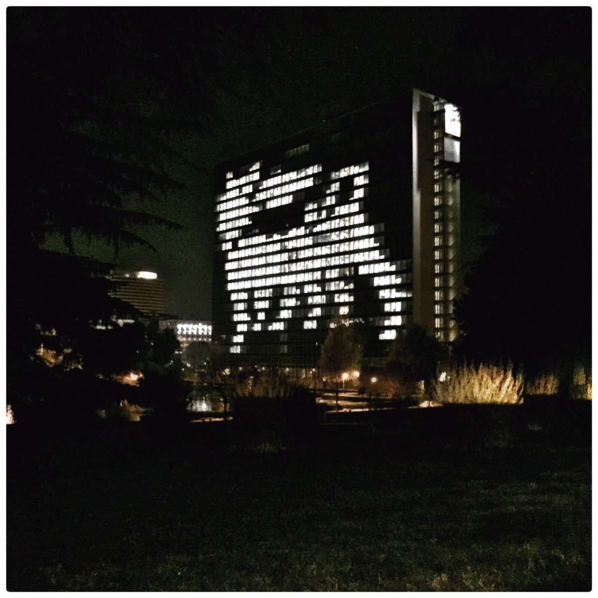 Buon Natale Un Ca.Marco Bardazzi On Twitter Un Cane A Sei Zampe Si Aggira Sul Laghetto Dell Eur Da Stasera Tutte Le Sere Vi Aspetta Per I Vostri Selfie Auguri Di Buon Natale Eni Https T Co Wf2wwtzfeu