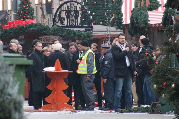 Merkel på stedet der 12 ble drept og titalls ble skadet. Foto: Roar Dalmo Moltubak / TV 2