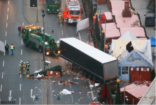 To2Informa2's tweet photo. El atropello múltiple en Berlín más cerca de confirmarse como atentado. https://t.co/hlIee3iVJe https://t.co/bgKGxtUo0D
