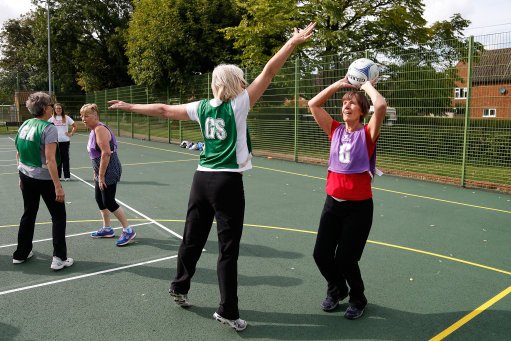 EnglandNetball's tweet photo. #DidYouKnow you can burn 450 calories per netball session? We reckon that beats the gym any day! Give Netball a go: https://t.co/l2t8cePMe2 https://t.co/sRgDGsjKnp